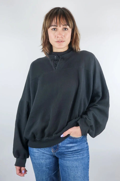 Pullover, schwarz, S/M, mit Knopf-Kragen wearing between mondays