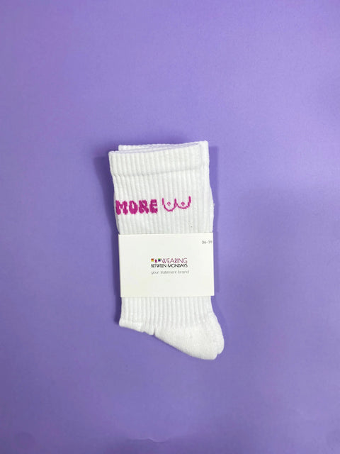 2 Paar "more boobs & equality"- Socken Set wearing between mondays