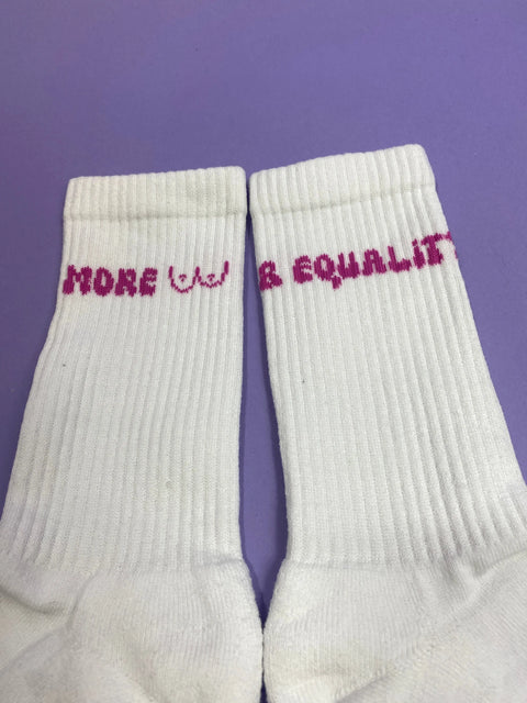 weiße Socken mit Motiv "more  & equality" wearing between mondays