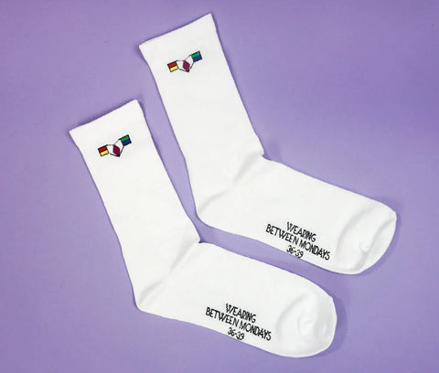 weiße Socken mit minimalistischem Diadem Motiv wearing between mondays
